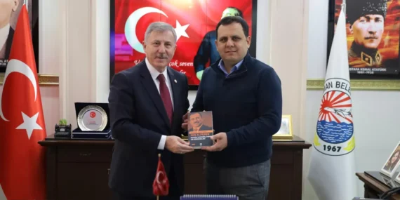 Selçuk Özdağ “Son Alperen” adlı kitabını Başkan Durmuş’a hediye etti haberi