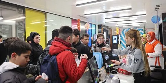 Selçuklu Belediye Başkanı Ahmet Pekyatırmacı, belediye hizmet binasına gelen çocuklara şivlilik dağıttı