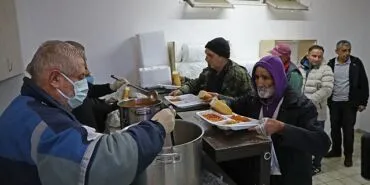 Sokakta kalan evsizleri Büyükşehir kucakladı haberi