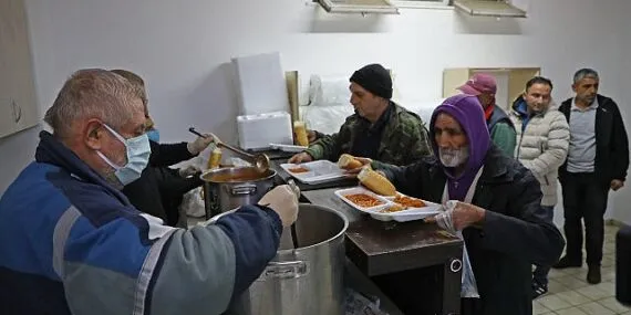 Sokakta kalan evsizleri Büyükşehir kucakladı haberi