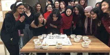 Sosyal Tesislerde kalan gençler yılbaşı gecesi yalnız bırakılmadı