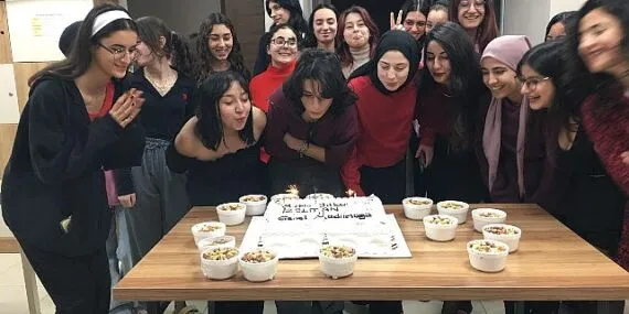 Sosyal Tesislerde kalan gençler yılbaşı gecesi yalnız bırakılmadı