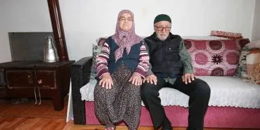 Tutuş çiftine Büyükşehir’den sıcak yemek;  Büyükşehir, gönüllere dokunuyor haberi