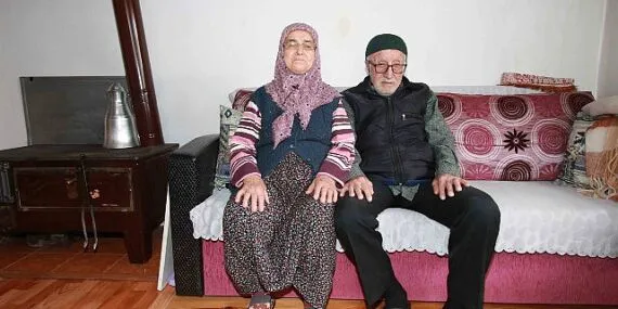 Tutuş çiftine Büyükşehir’den sıcak yemek;  Büyükşehir, gönüllere dokunuyor haberi