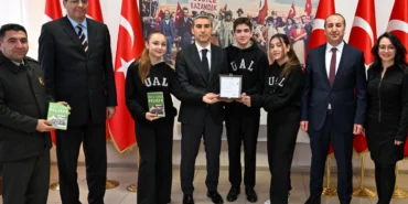 Uşak'ta liseliler yazdıkları kitabın gelirini Mehmetçiğe bağışladı haberi