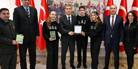 Uşak'ta liseliler yazdıkları kitabın gelirini Mehmetçiğe bağışladı haberi