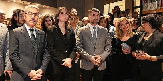 Üsküdar Belediye Başkanı Sinem Dedetaş'ın Katılımıyla Sanatçı Muhammet Mağ’ın Onion-Nun “N Böldü” Çağdaş Hat Sergisi Üsküdar’da Açıldı haberi