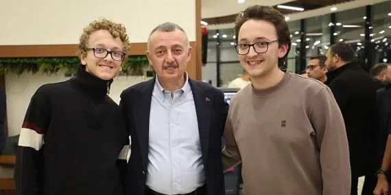 Yeni yıla kütüphanede giren öğrencilere Başkan Büyükakın'dan sürpriz