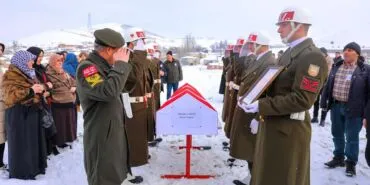 Bayburt Kıbrıs Gazisi Müslim Yarar'ı Gözyaşlarıyla Uğurladı Haberi