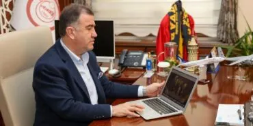 Bayburt Valisi Mustafa Eldivan, AA'nın Yılın Karelerini Oyladı! İşte Seçilen Fotoğraflar Haberi