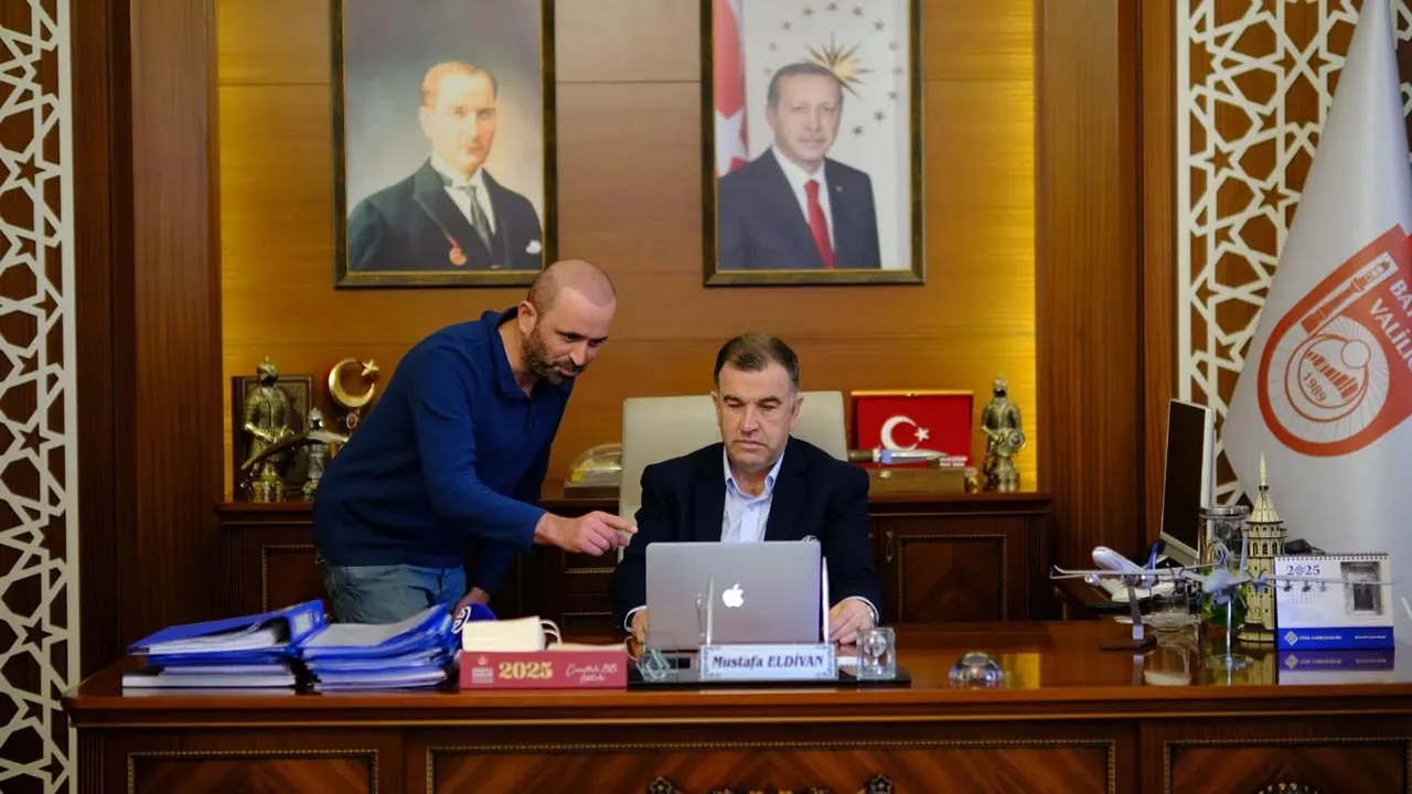 Bayburt Valisi Mustafa Eldivan, AA'nın Yılın Karelerini Oyladı! İşte Seçilen Fotoğraflar Haberi