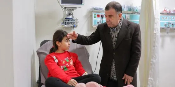 Bayburt Valisi Mustafa Eldivan, Yeni Yılda Sağlık Çalışanlarını ve Hastaları Ziyaret Etti Haberi