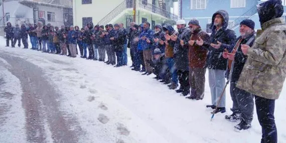 Bayburt’ta 32 Yılın Acısı, Çığ Felaketinde Kaybedilenler Dualarla Anıldı Haberi