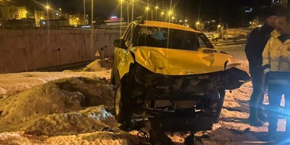 Bayburt’ta Bir Otomobil Park Halindeki 3 Araca Çarptı! Haberi