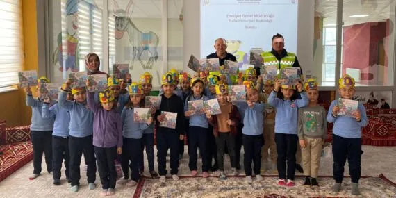 Bayburt’ta Jandarma Farkı, Minik Öğrencilere “J” Dersi Hediyesi Haberi