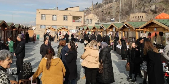 Kayseri Talas'ta Antika Pazarı'na kar engeli haberi