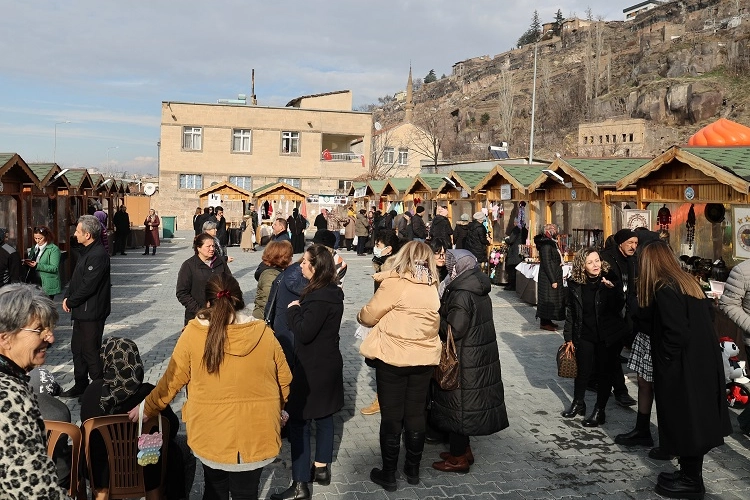 Kayseri Talas'ta Antika Pazarı'na kar engeli haberi