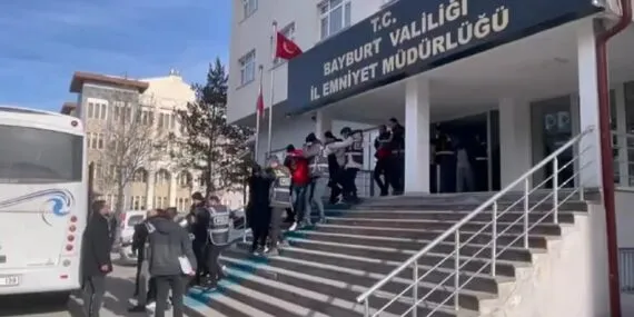651 Kişiyi Dolandırdılar! Bayburt Emniyeti’nden Mersin’e Uzanan 14 Milyonluk Dolandırıcılık Operasyonu! 11 Gözaltı, 4 Tutuklama Haberi