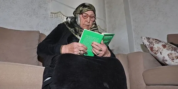 84 yaşındaki Ayşe Nine okuma yazmayı, Afrikalı Cisse Türkçe'yi ATASEM'de öğreniyor haberi