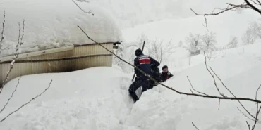 Artvin’de karda evinde mahsur kalan kişi kurtarıldı haberi