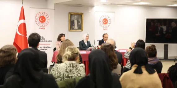 Bakan Göktaş Paris'te Türk vatandaşlarla buluştu haberi