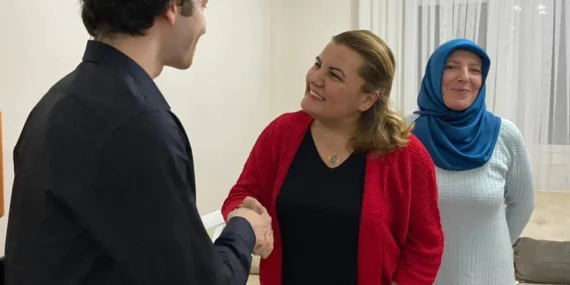 Başkan Hürriyet, depremzede Yıldız ailesini ziyaret etti haberi