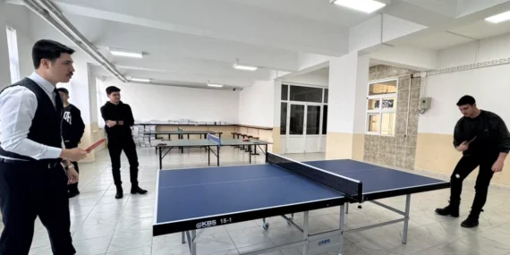 Bilecik Kaymakamı liseli öğrencilerle masa tenisi maçı yaptı haberi