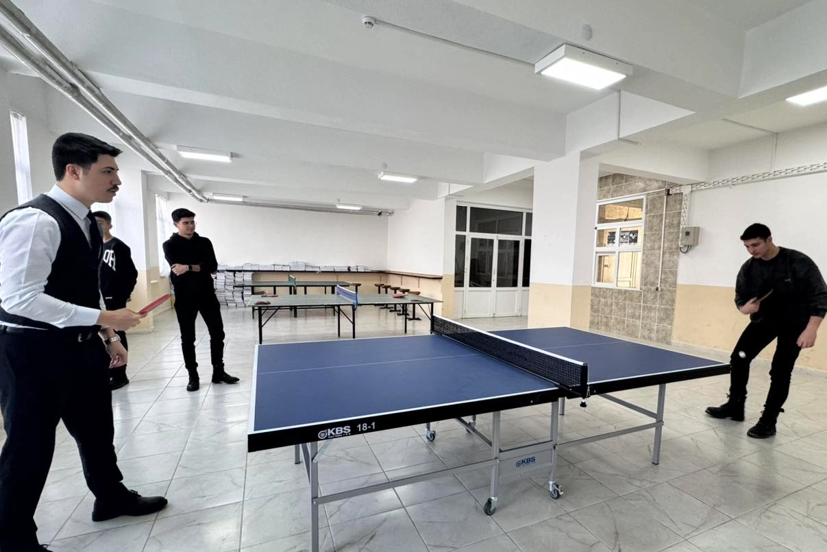 Bilecik Kaymakamı liseli öğrencilerle masa tenisi maçı yaptı haberi