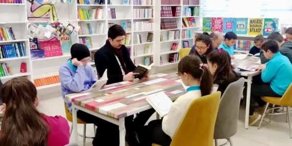 Bilecik'te Pazaryeri Kaymakamı öğrencilerle kitap okudu haberi