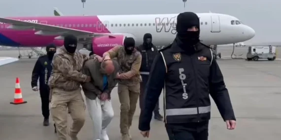 Biri Polonyo'dan, biri Bulgaristan'dan alındı! Kırmızı bültenli iki zanlı Türkiye'ye getirildi! haberi