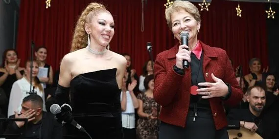 Burhaniye Belediyesi Kadın Korosu İlk Konserini Düzenledi haberi