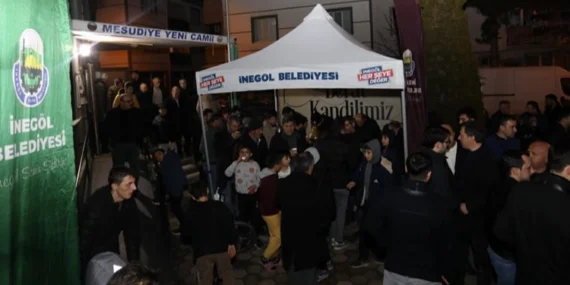 Bursa İnegöl'de farklı camilerde kandil ikramı yapıldı haberi