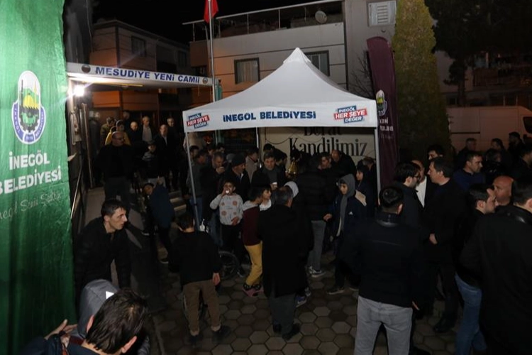 Bursa İnegöl'de farklı camilerde kandil ikramı yapıldı haberi