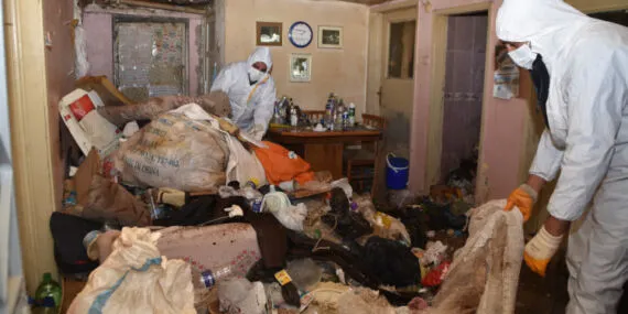 Bursa Yenişehir'de çöp ev temizlendi! Mahalle nefes aldı! haberi