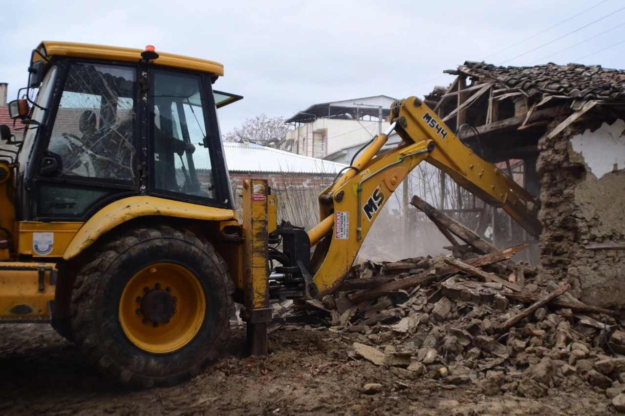 Bursa Yenişehir’de metruk binalar yıkılıyor haberi