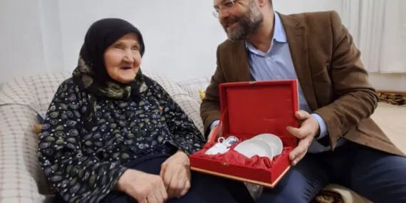Bursa'da 94 yaşındaki Halime Teyze CHP’ye katıldı haberi