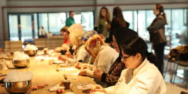 Bursalı kadınlardan Sevgililer Günü’ne özel kapı süsleri haberi