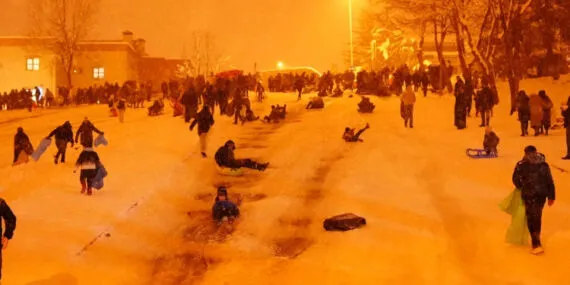 Düzce'de devam eden kar yağışı eğlenceye döndü haberi