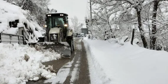 Düzce'de kapalı köy yollarında yol açma çalışmaları devam ediyor haberi