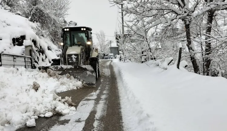 Düzce'de kapalı köy yollarında yol açma çalışmaları devam ediyor haberi