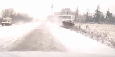 Düzce'de kayganlaşan yolda tarlaya devrildi! haberi