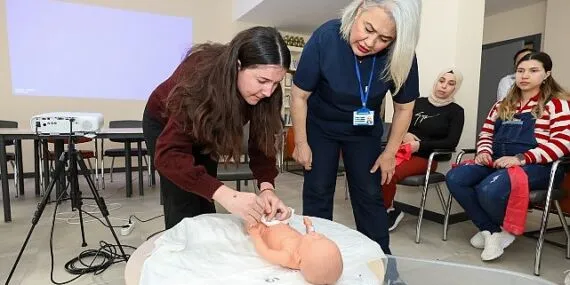 Gaziemir’de anne adayları Gebe Okulu ile doğuma hazırlanıyor haberi