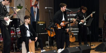 Genç müzisyenler final için sahnede haberi