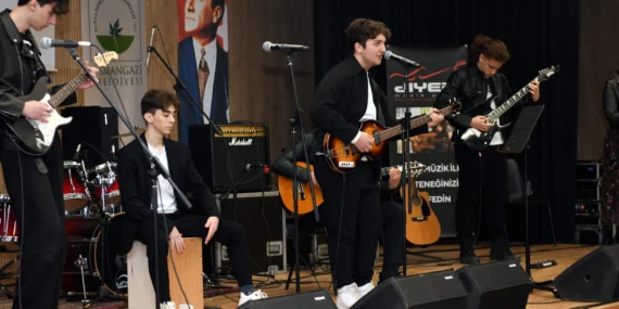 Genç müzisyenler final için sahnede haberi