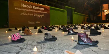 Hocalı'da katledilenler Bornova’da anıldı... 613 kişiyi temsilen 613 çift siyah ayakkabı haberi
