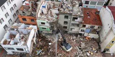 İstanbul Büyükçekmece'de deprem riski taşıyan 23 yapı yıkıldı haberi