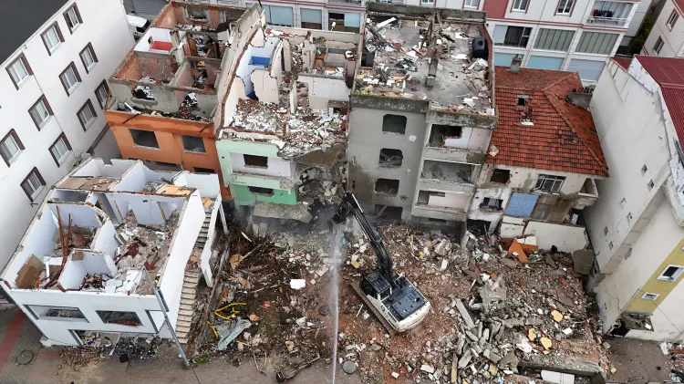 İstanbul Büyükçekmece'de deprem riski taşıyan 23 yapı yıkıldı haberi