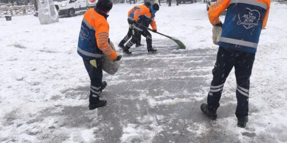 İstanbul'da ekipler eş güdümlü çalışıyor… Yollarda kar küremeye devam haberi