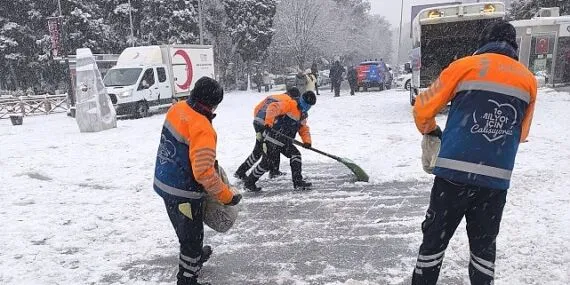 İstanbul’un Ana Arterlerde Kar Küreme ve Tuzlama Çalışmaları Sürüyor haberi