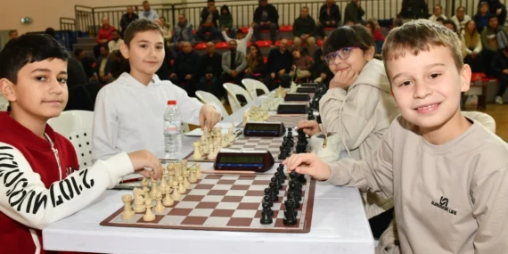 İzmir Çiğli'de satranç heyecanı yaşandı haberi
